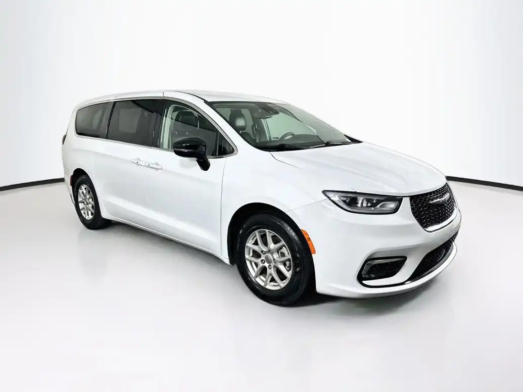 2024 Chrysler Pacifica Touring L's photo