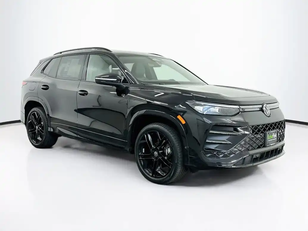 2025 Volkswagen Tiguan 2.0T SE R-Line Black 4Motion's photo