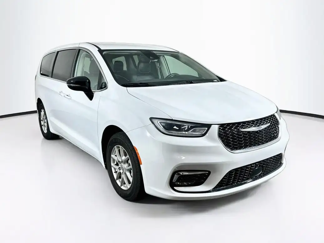 2024 Chrysler Pacifica Touring L's photo