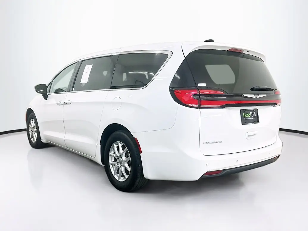2024 Chrysler Pacifica Touring L photo 5