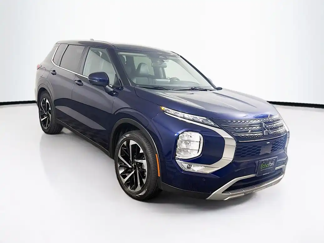 2024 Mitsubishi Outlander SE 2WD's photo