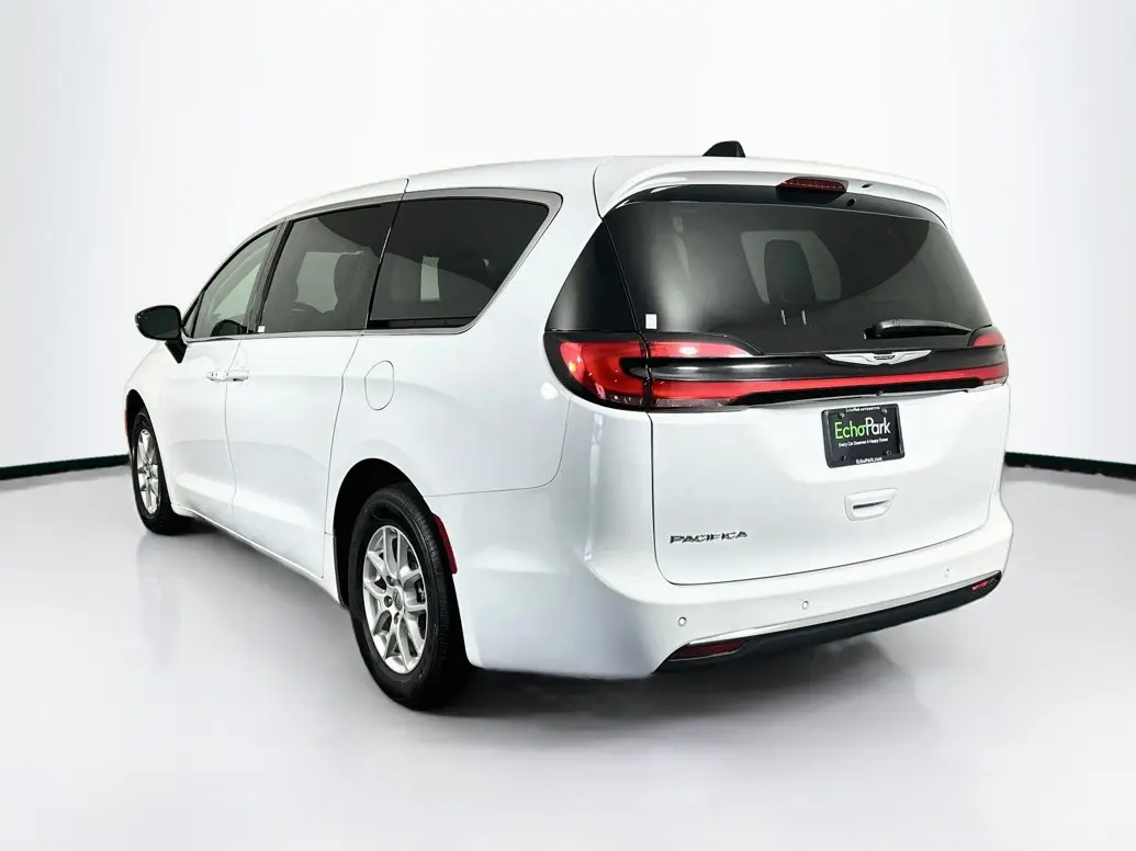 2024 Chrysler Pacifica Touring L photo 5