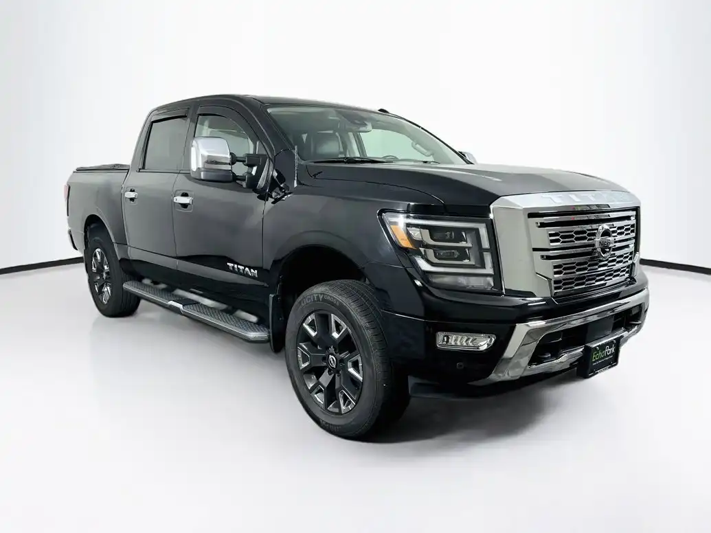 2021 Nissan Titan SL 4WD Crew Cab's photo