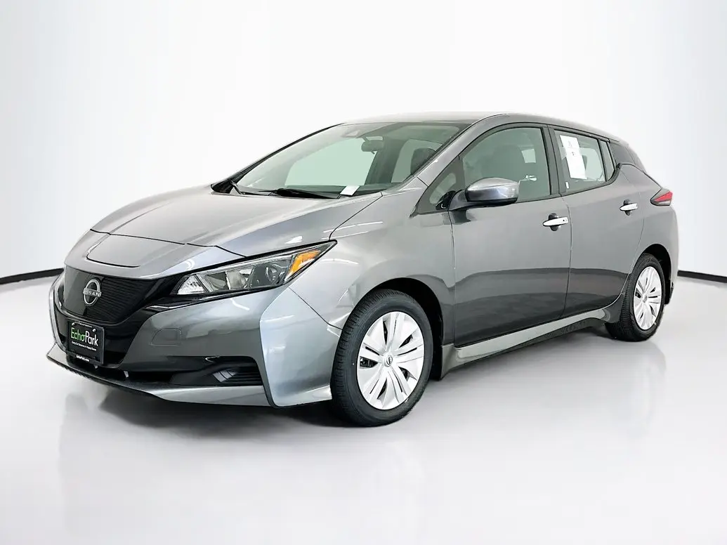 2025 Nissan Leaf S photo 3