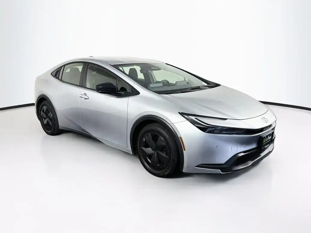 2025 Toyota Prius LE FWD's photo