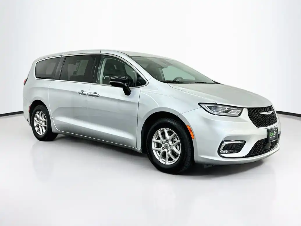 2024 Chrysler Pacifica Touring L's photo