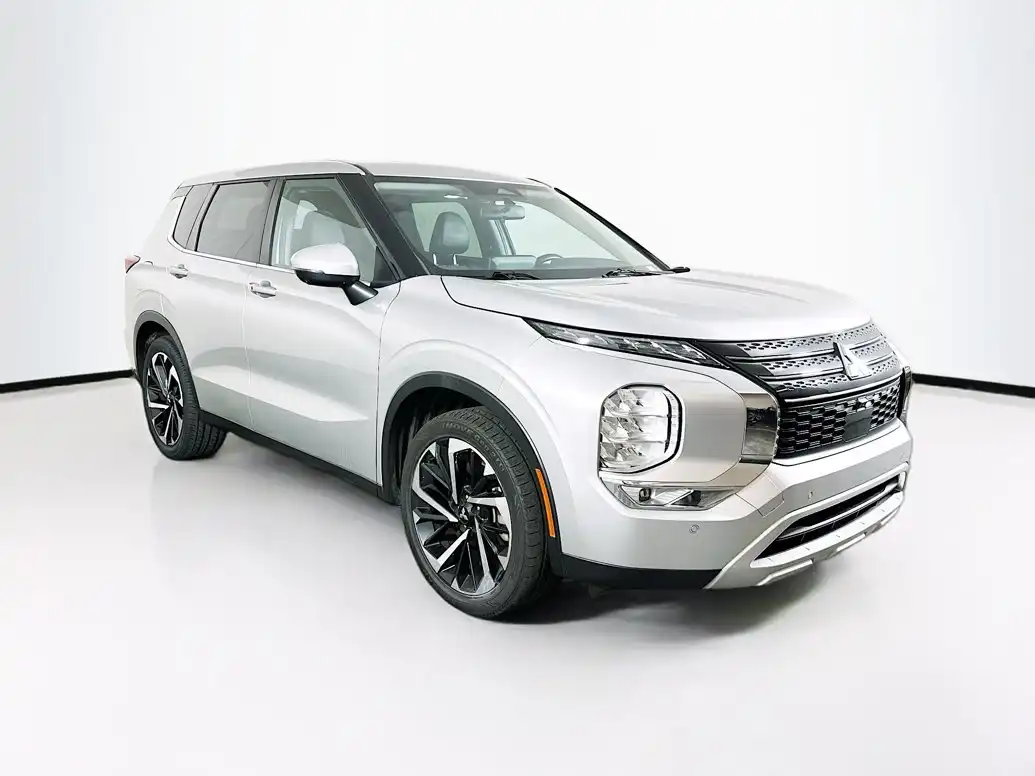 2024 Mitsubishi Outlander SE 2WD's photo
