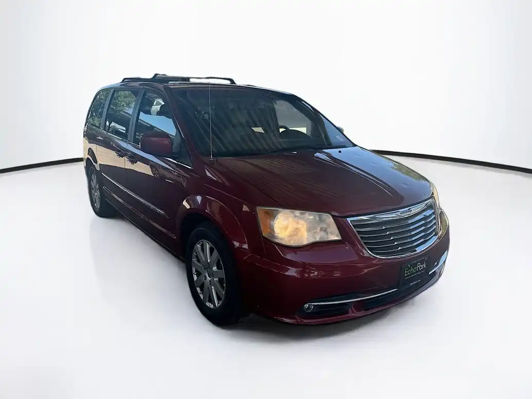 2013 Chrysler Town & Country Touring's photo
