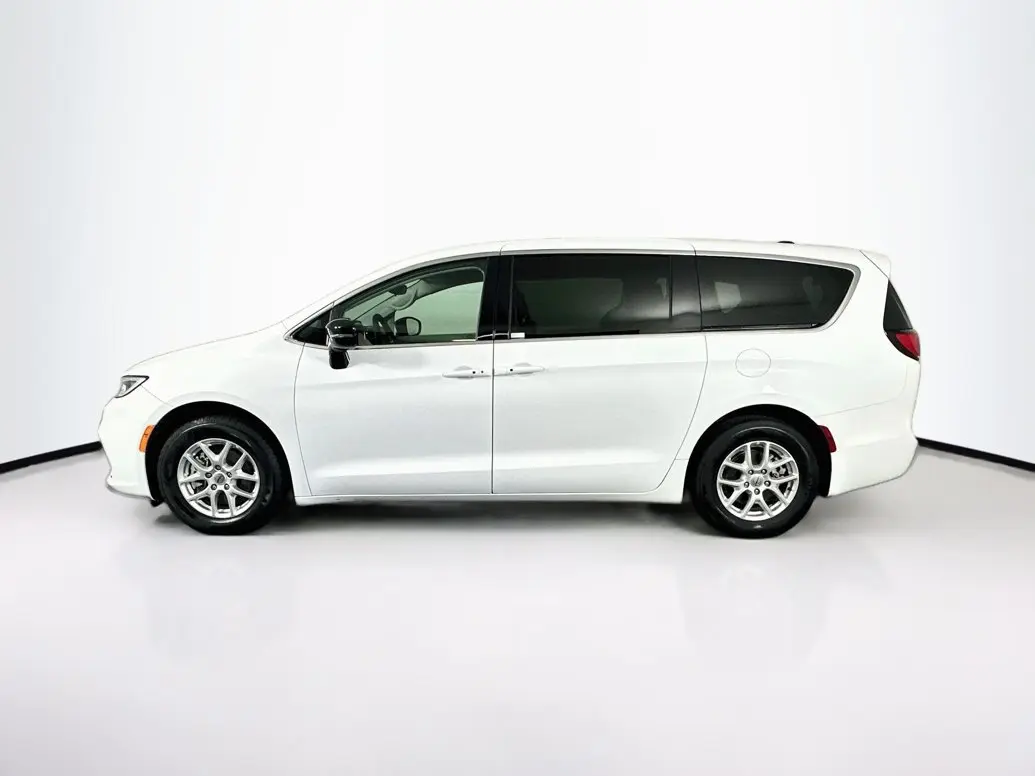 2024 Chrysler Pacifica Touring L photo 4