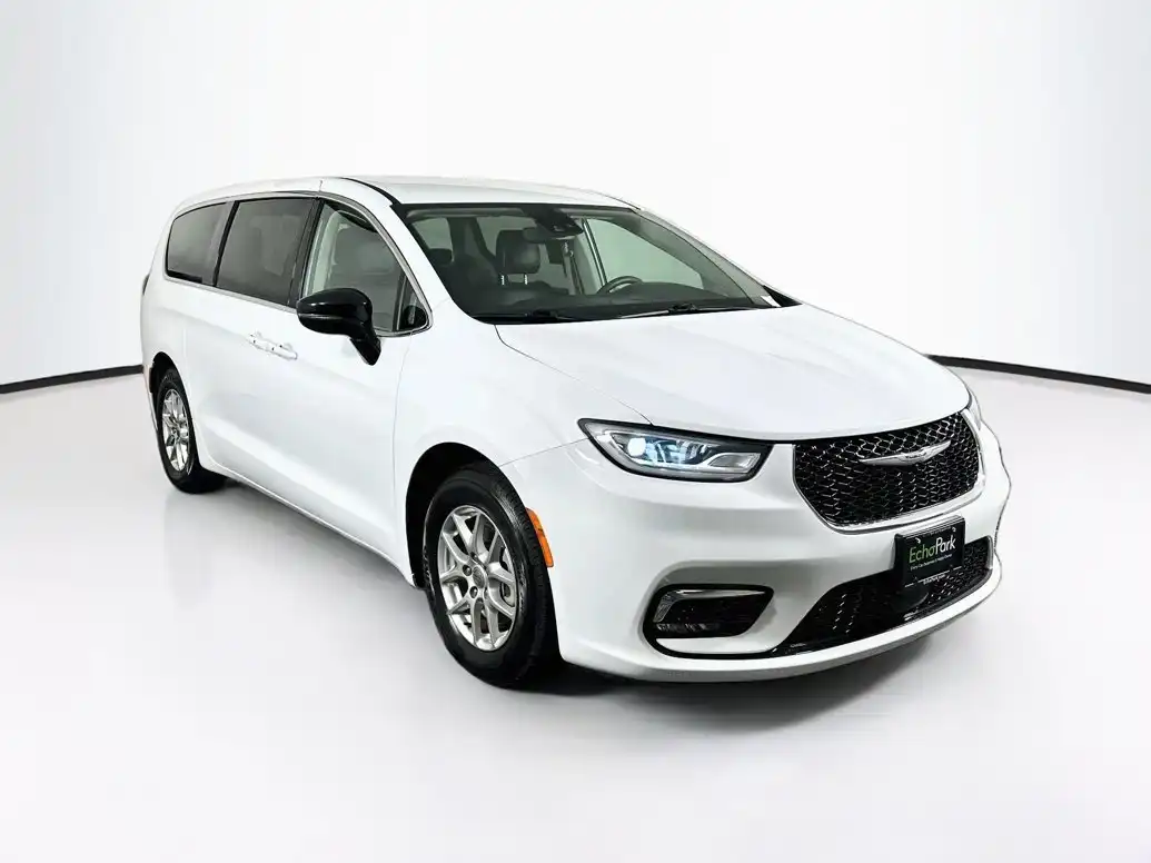 2024 Chrysler Pacifica Touring L's photo