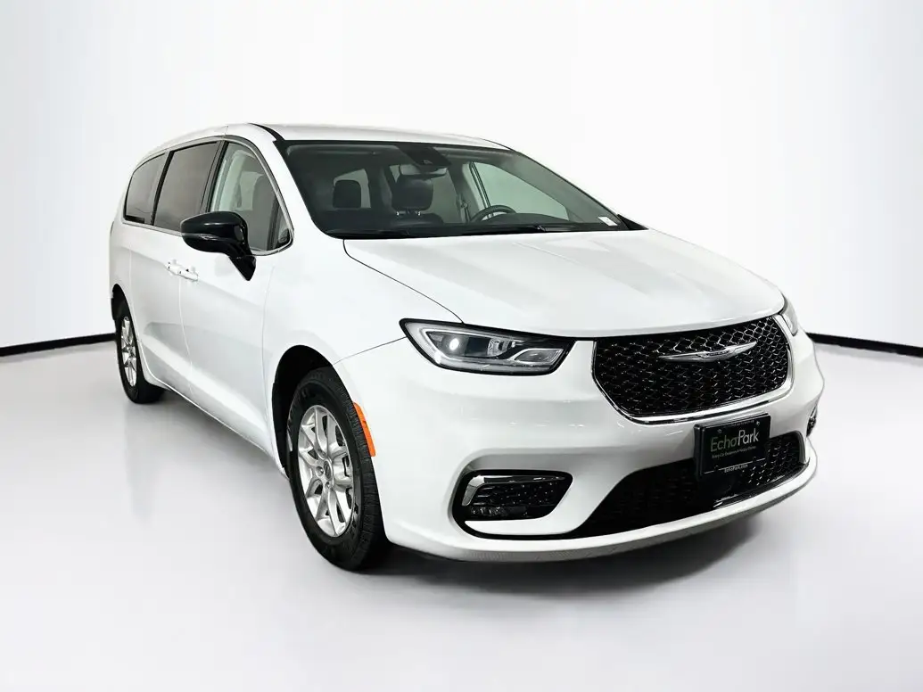 2024 Chrysler Pacifica Touring L photo 1