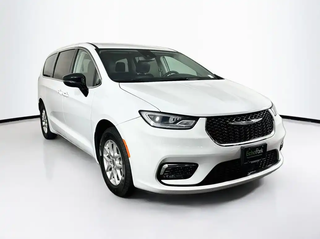 2024 Chrysler Pacifica Touring L's photo