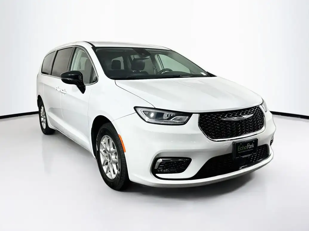 2024 Chrysler Pacifica Touring L's photo