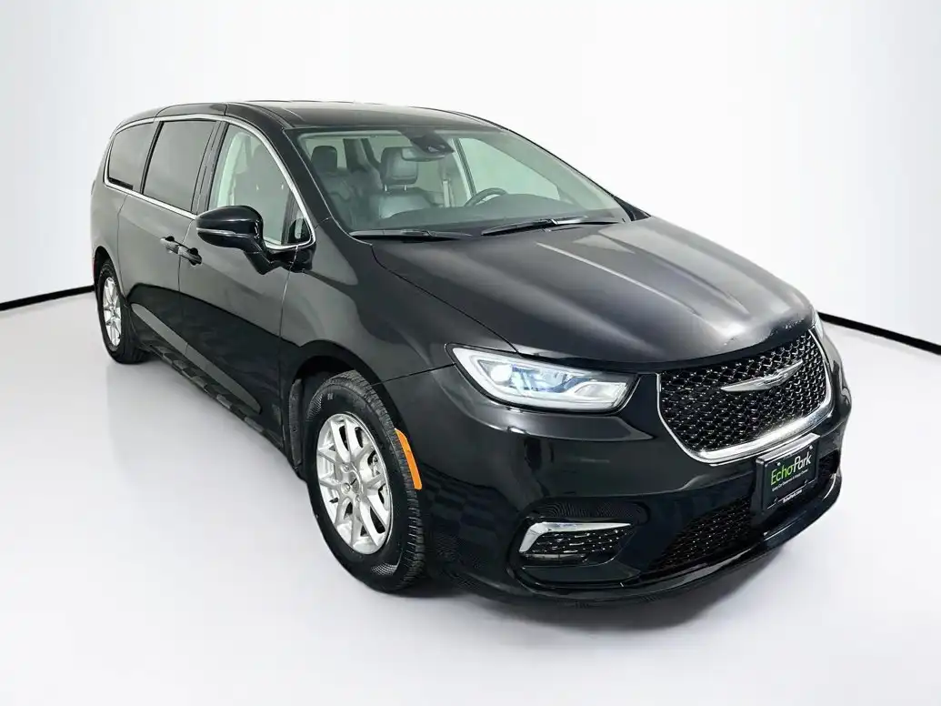 2024 Chrysler Pacifica Touring L's photo
