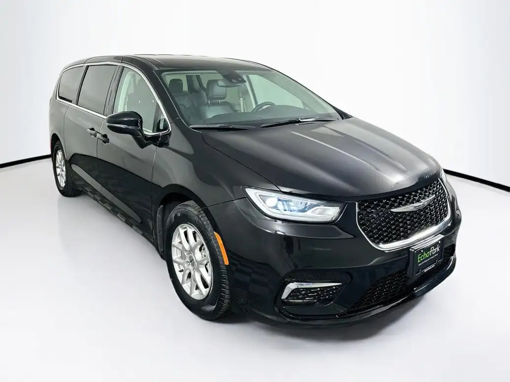 2024 Chrysler Pacifica Touring L's photo