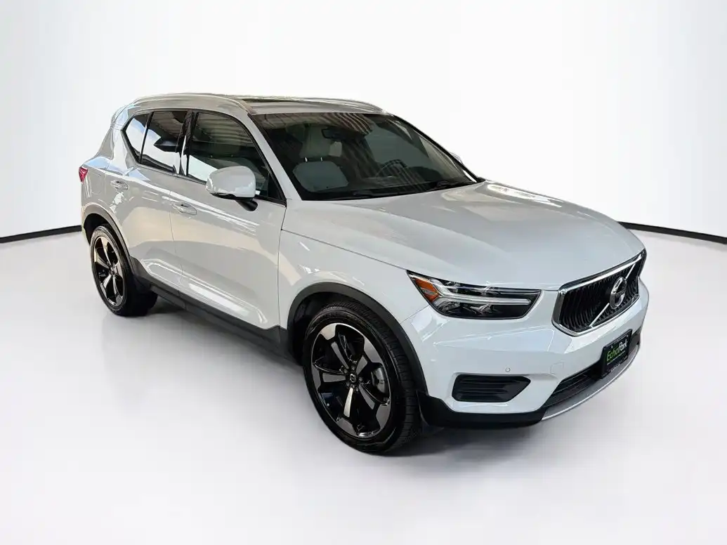 2020 Volvo XC40 T5 Momentum AWD's photo