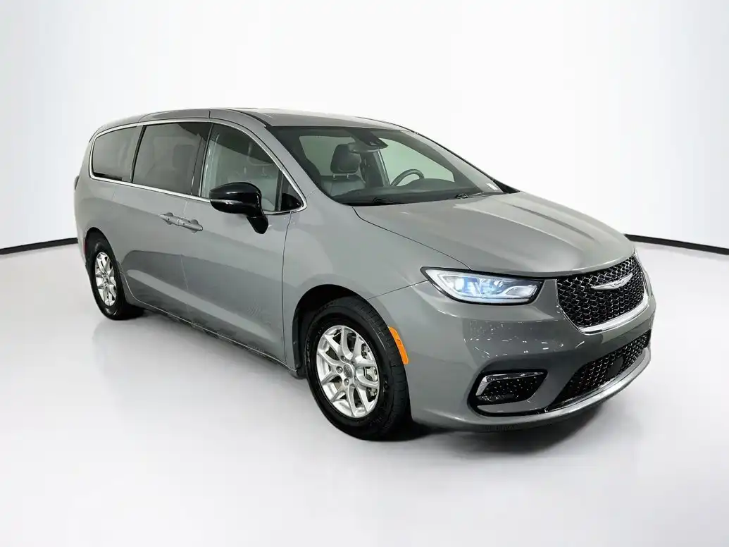 2025 Chrysler Pacifica Select's photo