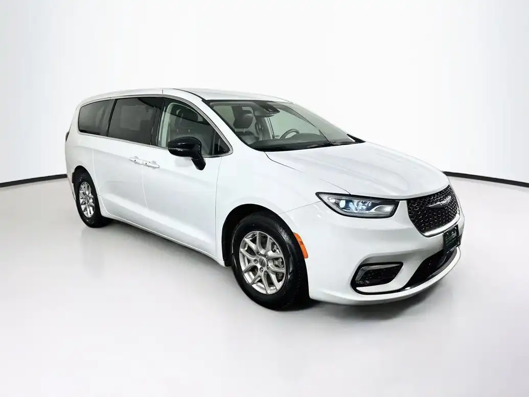 2024 Chrysler Pacifica Touring L's photo