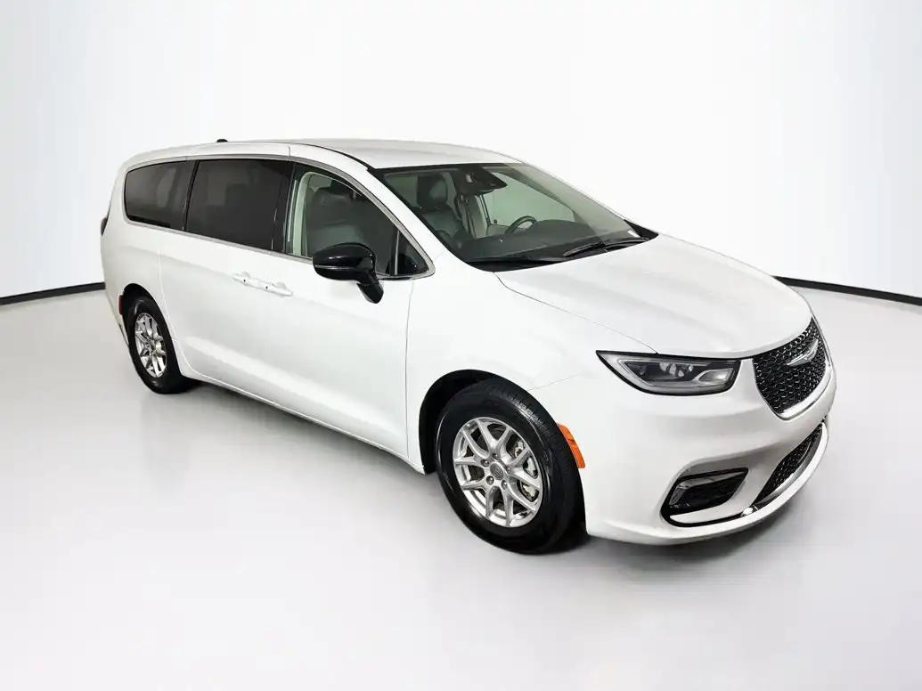 2024 Chrysler Pacifica Touring L's photo