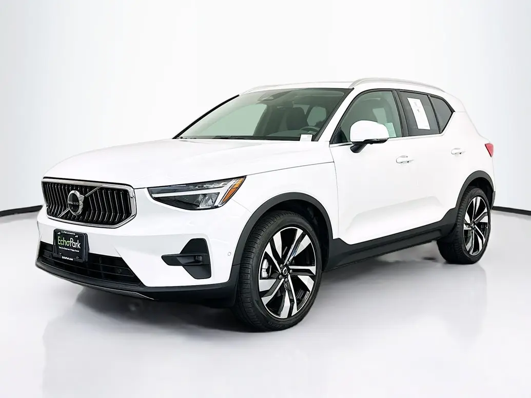 2023 Volvo XC40 B5 Plus Bright AWD photo 3