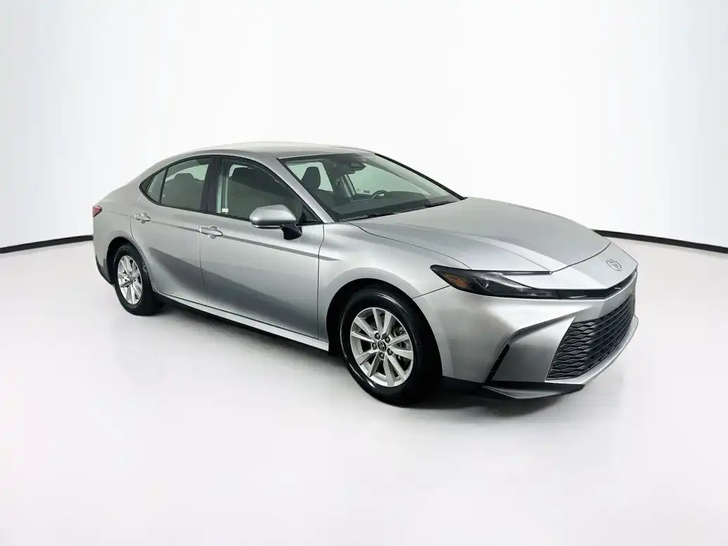 2025 Toyota Camry LE Hybrid's photo