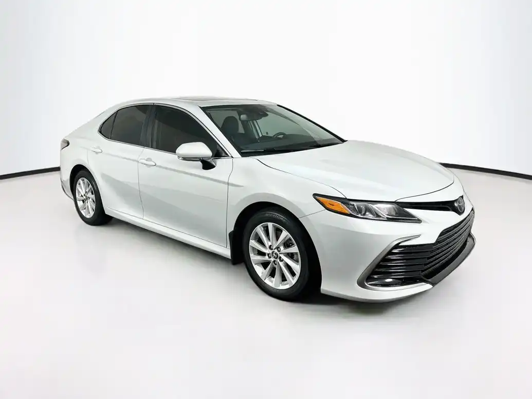 2024 Toyota Camry LE's photo