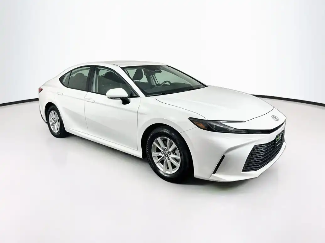 2025 Toyota Camry LE Hybrid's photo