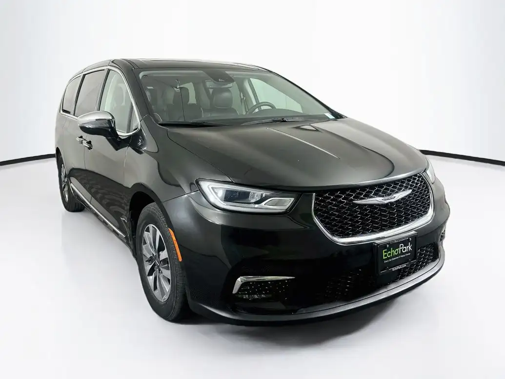 2023 Chrysler Pacifica Hybrid Limited's photo
