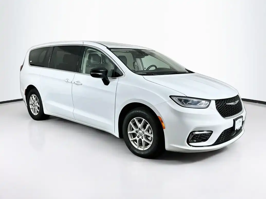 2024 Chrysler Pacifica Touring L's photo
