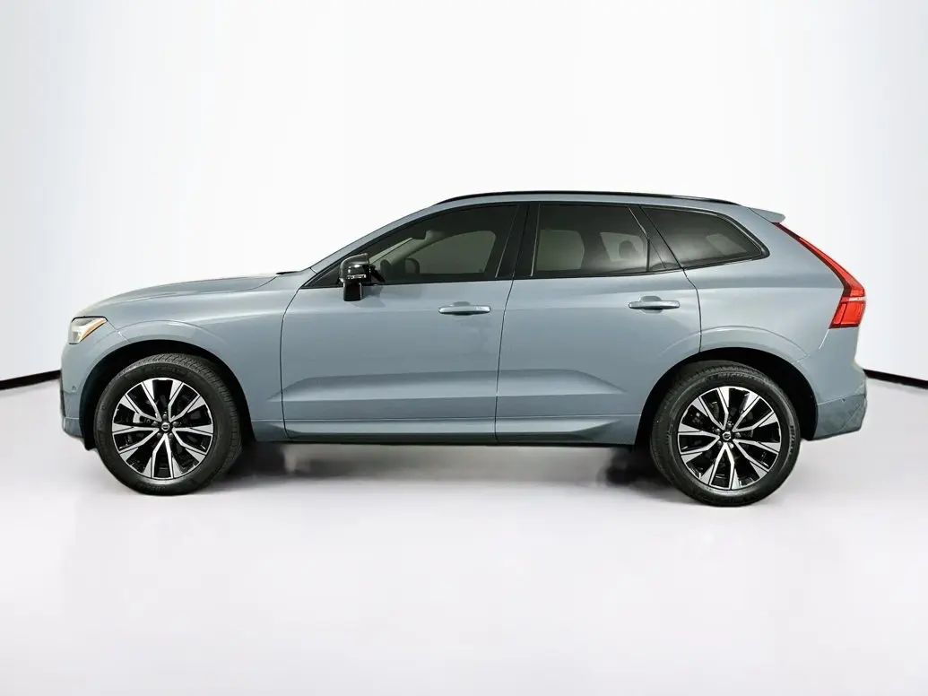 2024 Volvo XC60 B5 Plus Dark Theme AWD photo 4
