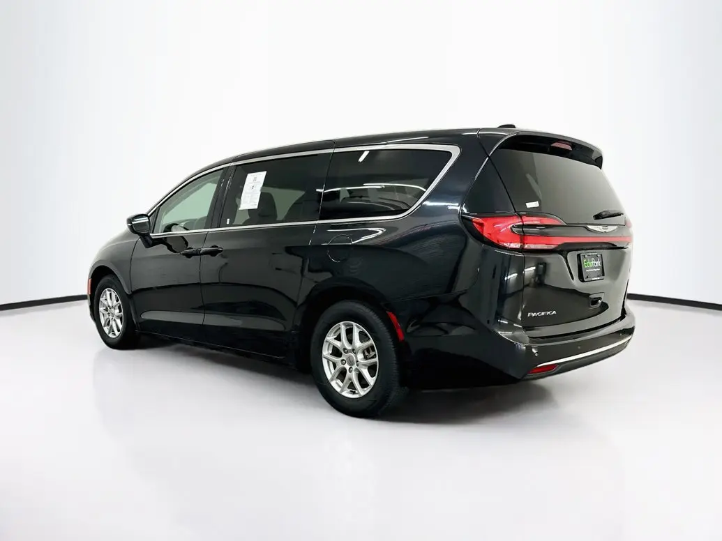 2023 Chrysler Pacifica Touring L photo 5