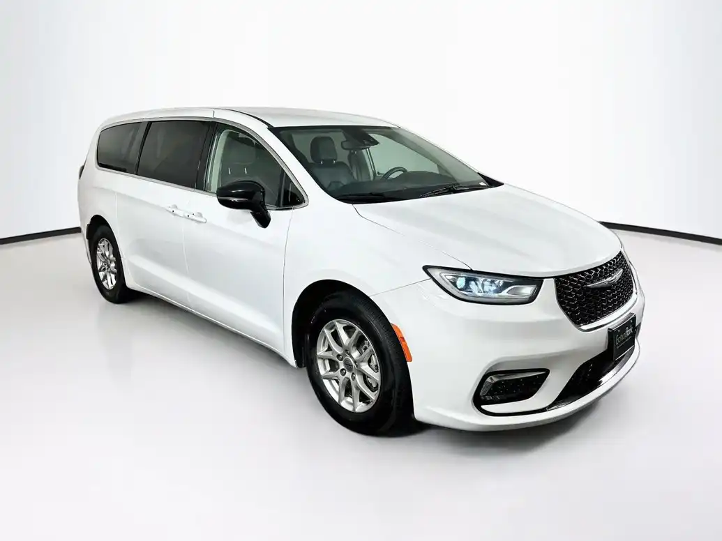 2024 Chrysler Pacifica Touring L's photo
