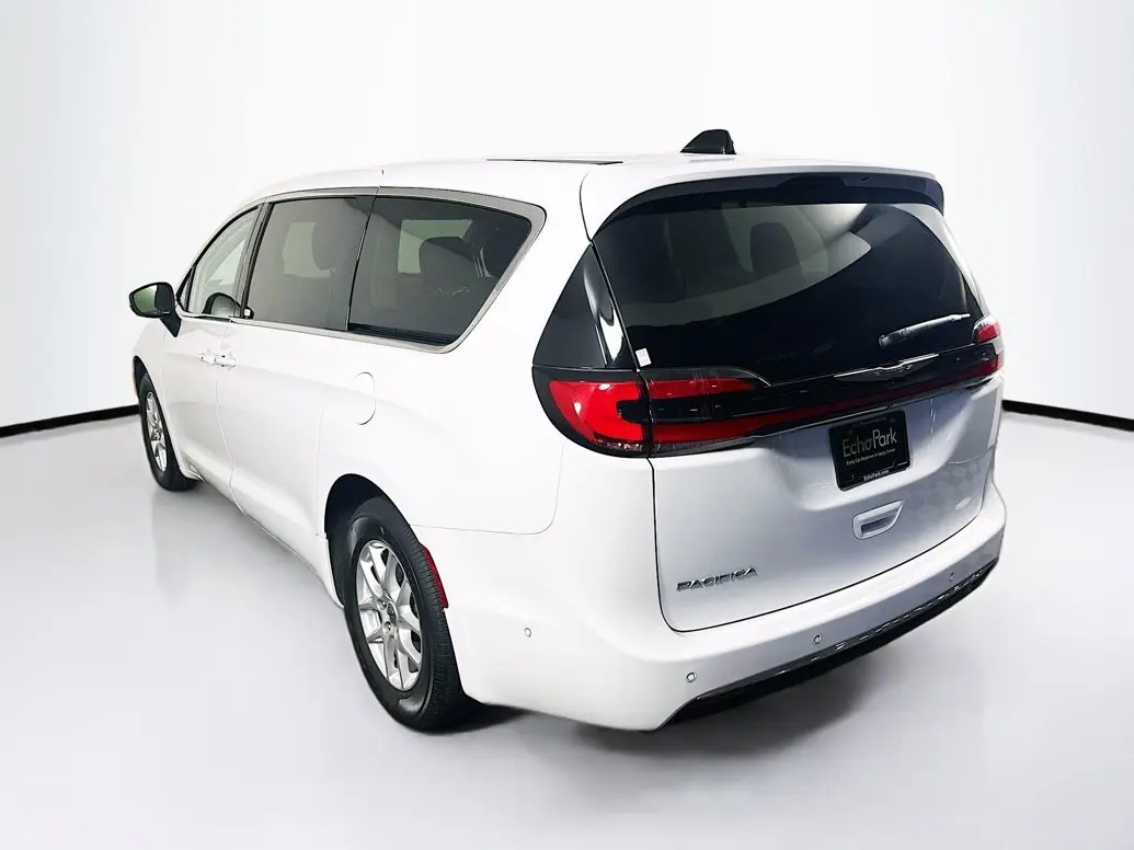 2023 Chrysler Pacifica Touring L photo 5