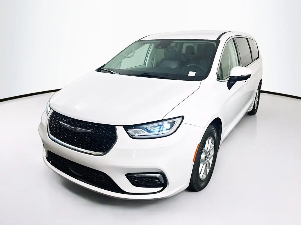 2023 Chrysler Pacifica Touring L photo 3