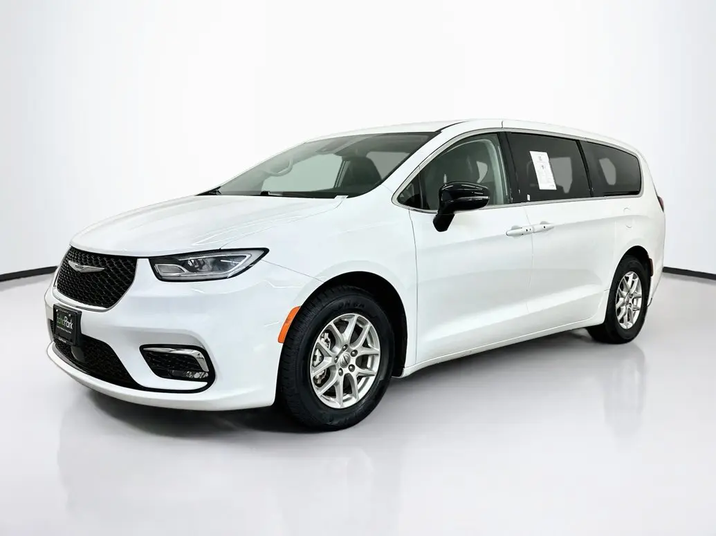 2024 Chrysler Pacifica Touring L photo 3