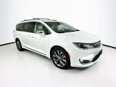 2020 Chrysler Pacifica Limited's photo