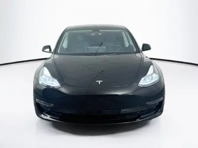 2022 Tesla Model 3 Standard Range Plus photo 3