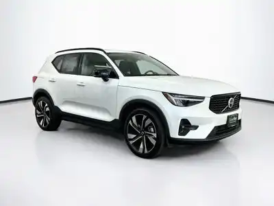 2025 Volvo XC40 B5 Plus Dark AWD's photo