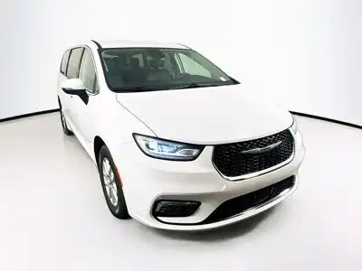 2023 Chrysler Pacifica Touring L's photo