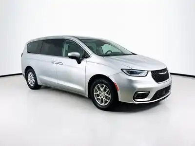 2023 Chrysler Pacifica Touring L's photo