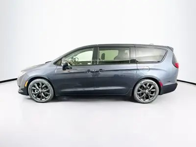 2020 Chrysler Pacifica Touring photo 4