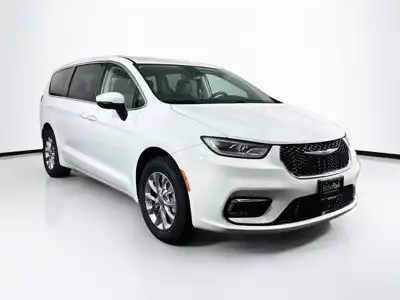 2023 Chrysler Pacifica Touring L AWD's photo