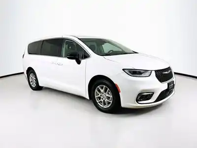 2024 Chrysler Pacifica Touring L's photo