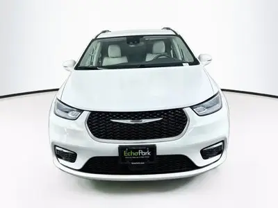 2021 Chrysler Pacifica Touring L photo 3