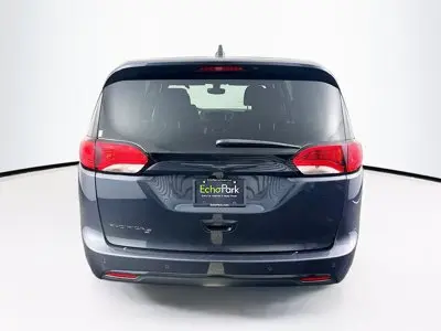 2020 Chrysler Pacifica Touring photo 5