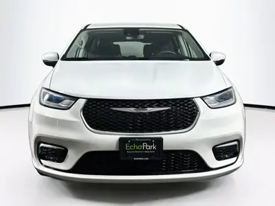 2023 Chrysler Pacifica Touring L AWD photo 3