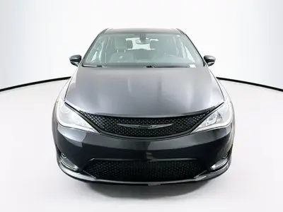 2020 Chrysler Pacifica Touring photo 3