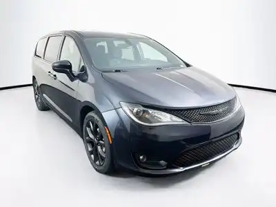 2020 Chrysler Pacifica Touring's photo