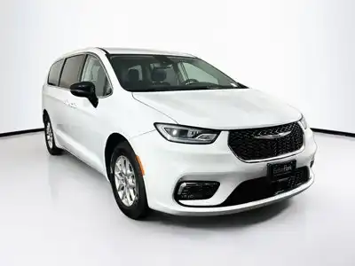 2024 Chrysler Pacifica Touring L's photo