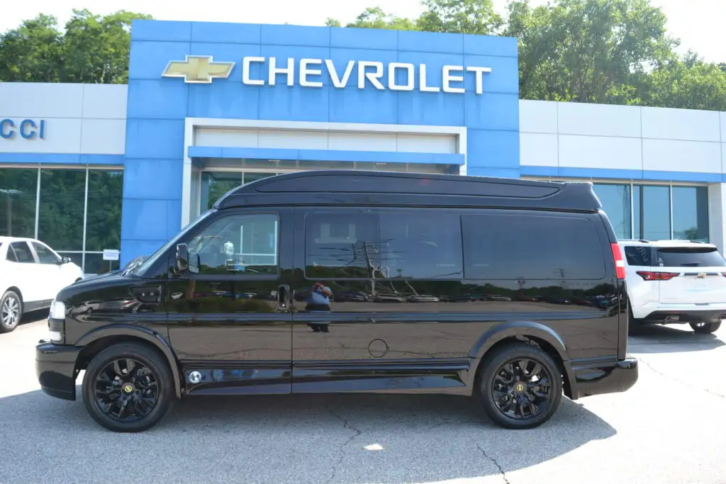2026 Chevrolet Express 2500 Work Van HD's photo